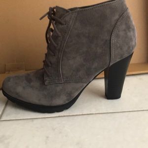 White Mountain lace up shoe boots